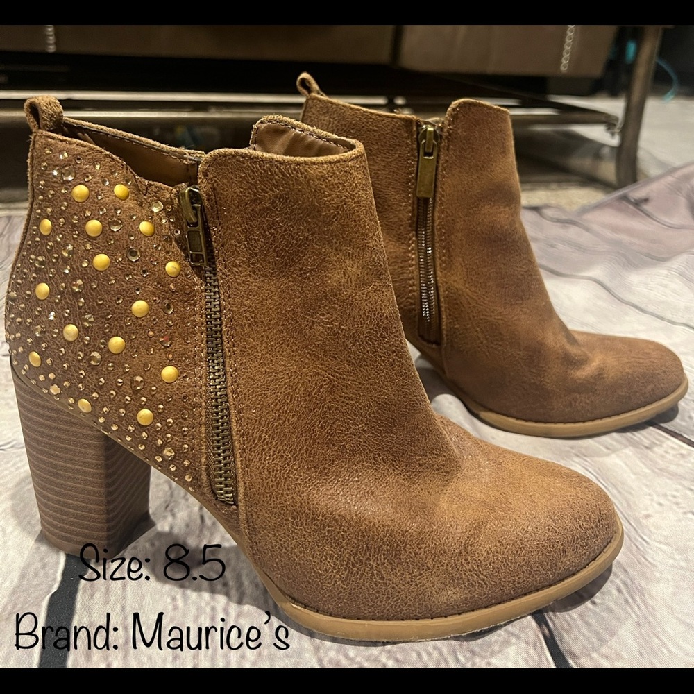 Short boot with gold and diamond rhinestones.